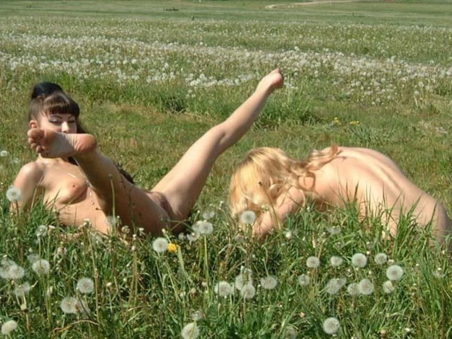 道路の近くで裸でポーズをとる2人のロシア人女性
 #101646027