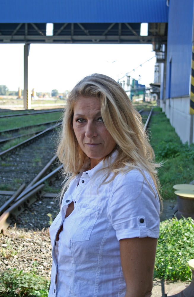 Sexy reife Blondine
 #96436237