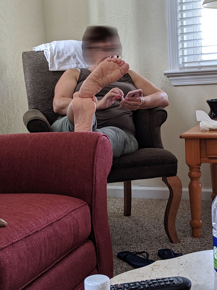 Ehefrau zeigt ihre reifen Füße aagin
 #97854817