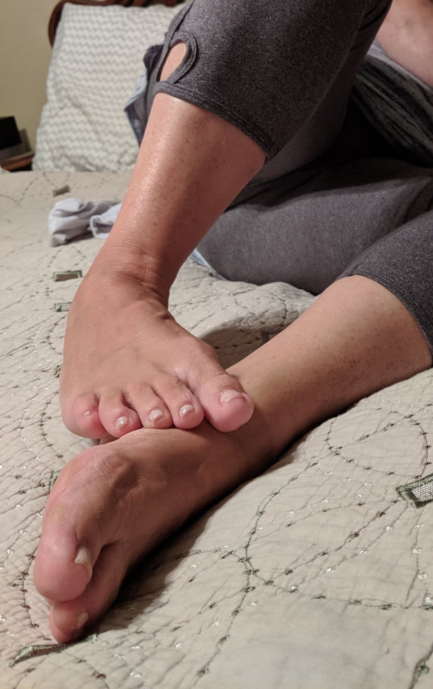 Ehefrau zeigt ihre reifen Füße aagin
 #97854828