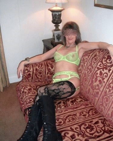 Lingerie sexy matura sul divano 3
 #90037700