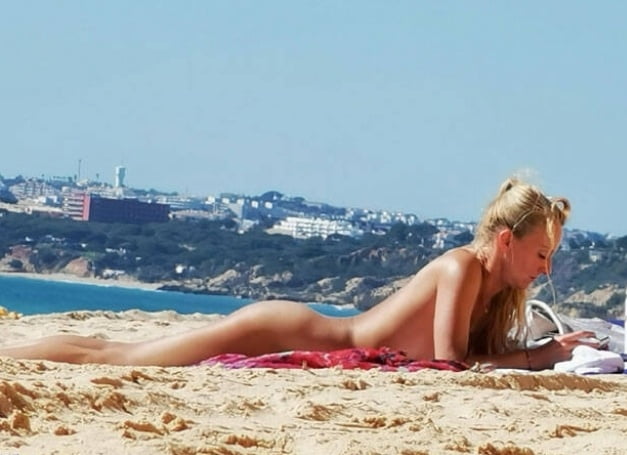 ドイツ人女性、ポルトガルのビーチで裸になる
 #104974261