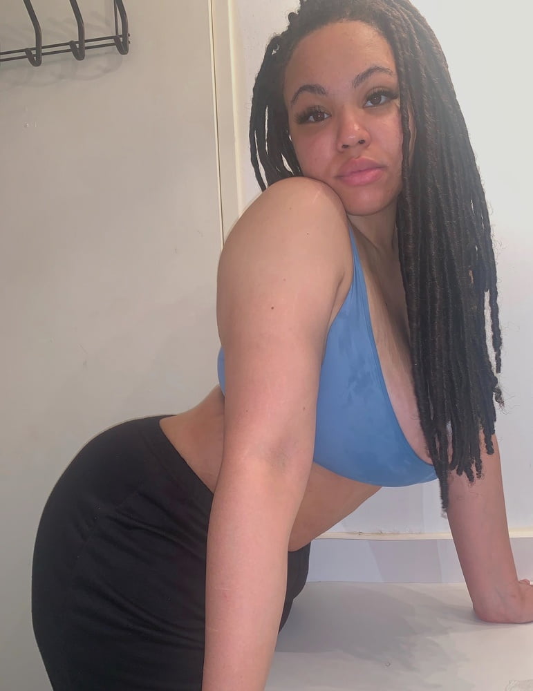 Schlampe mit fetten Titten
 #90027839