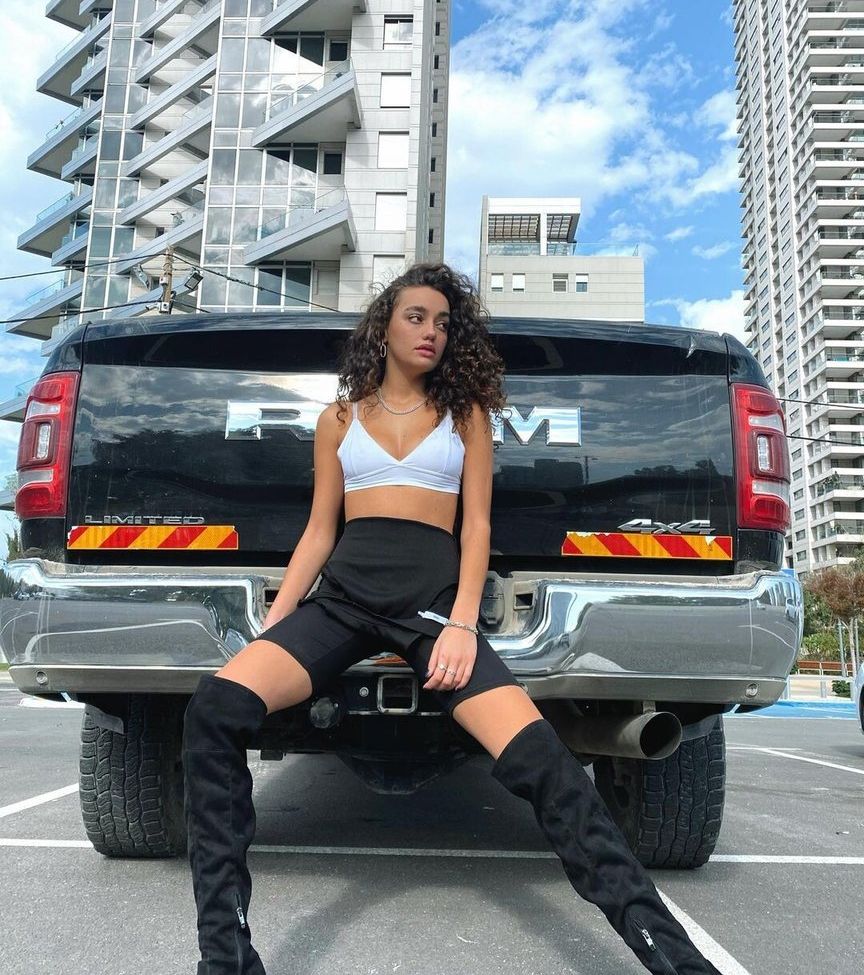 Liraz Nomdar nackt #108314511