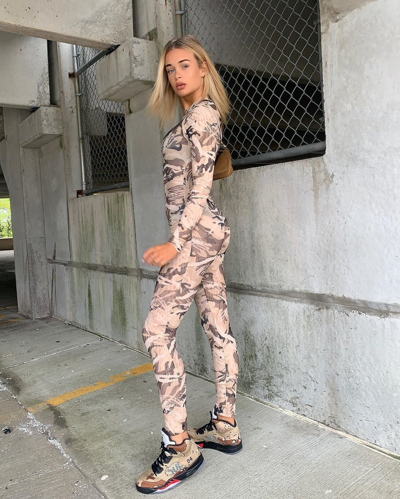 Carolina sexy blonde corps serré barbie doll modèle instagram
 #98531505