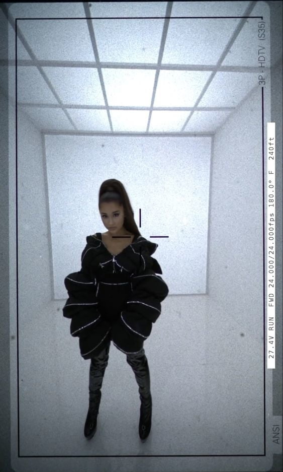 Ariana grande con botas vol 07
 #104855509