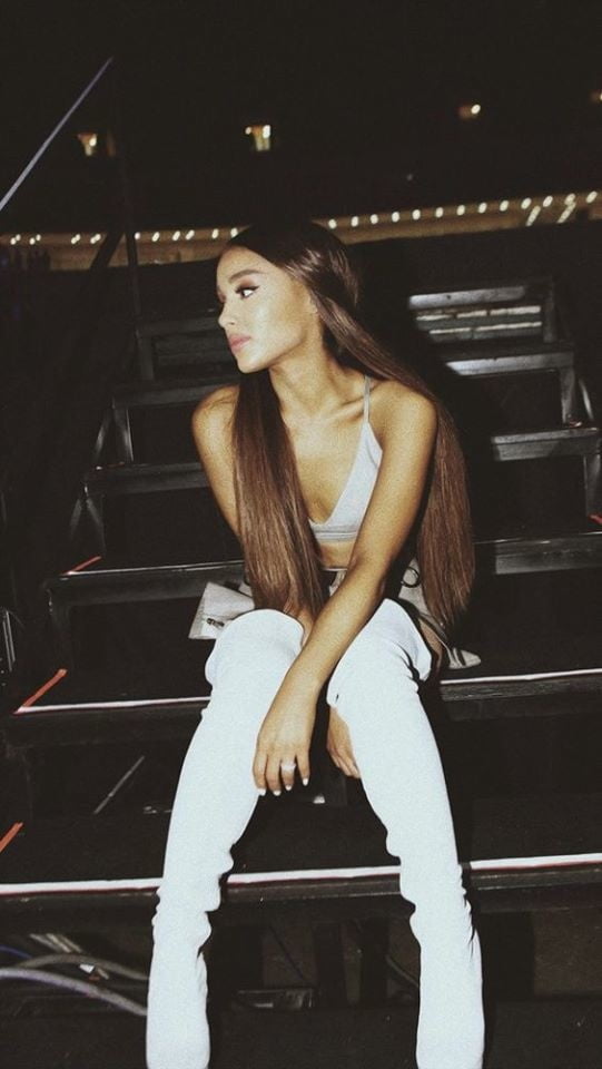 Ariana grande avec des bottes vol 07
 #104855515