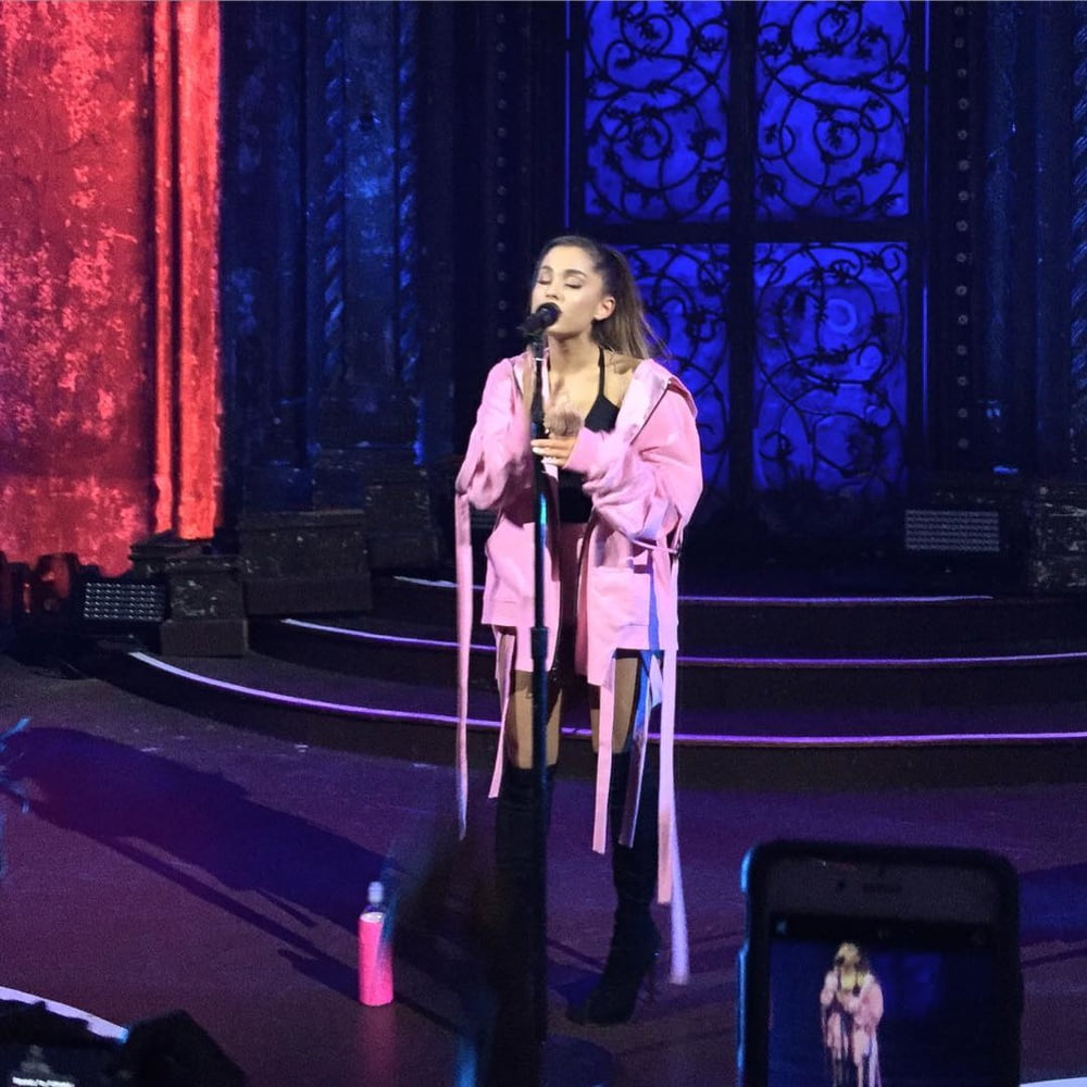 Ariana grande mit stiefel vol 07
 #104855518