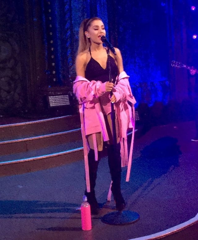 Ariana grande con botas vol 07
 #104855524