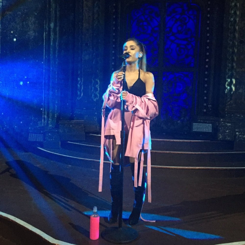 Ariana grande con gli stivali vol 07
 #104855527