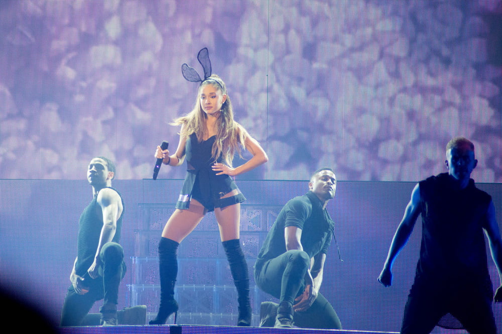 Ariana grande con botas vol 07
 #104855553