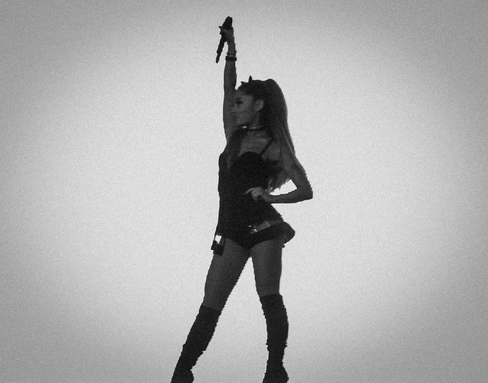 Ariana grande avec des bottes vol 07
 #104855563