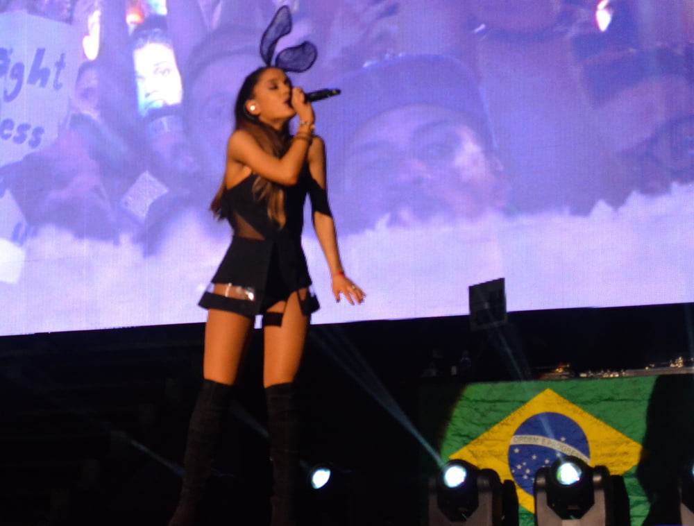 Ariana grande con botas vol 07
 #104855569