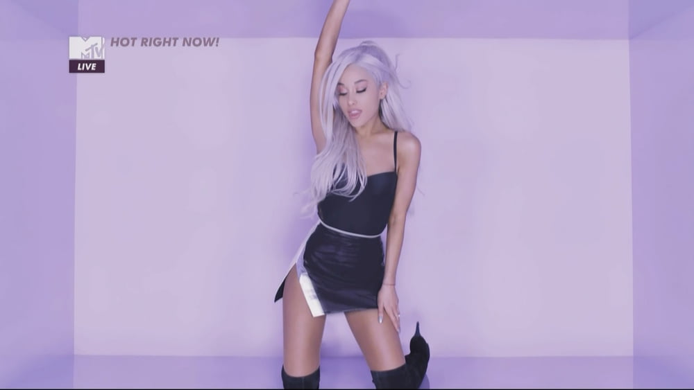 Ariana grande con botas vol 07
 #104855699