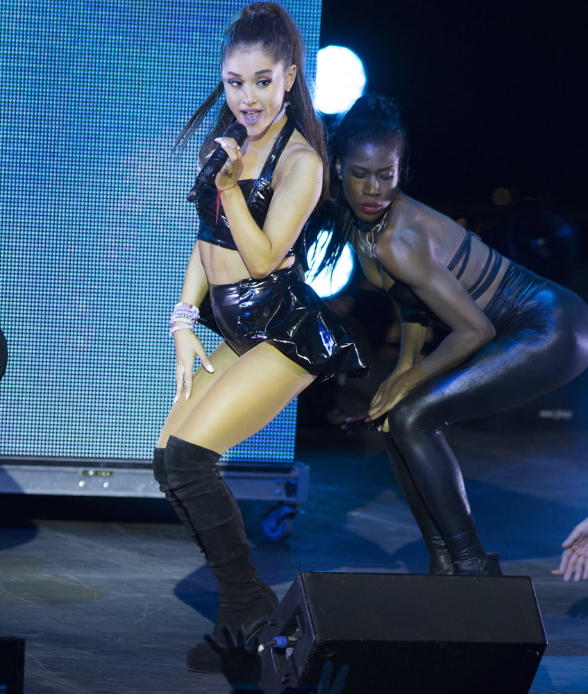 Ariana grande con botas vol 07
 #104855838