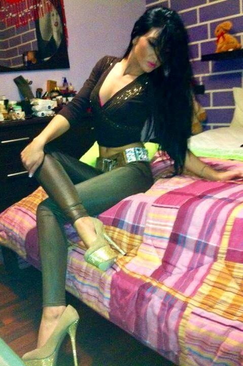 Sexy piernas cruzadas #13
 #105546881