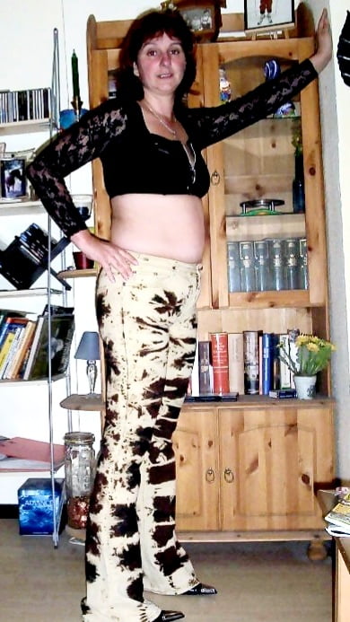 Chubby moglie tedesca sofia si spoglia dei pantaloni da combattimento
 #98986184