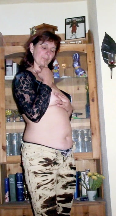 Chubby moglie tedesca sofia si spoglia dei pantaloni da combattimento
 #98986186