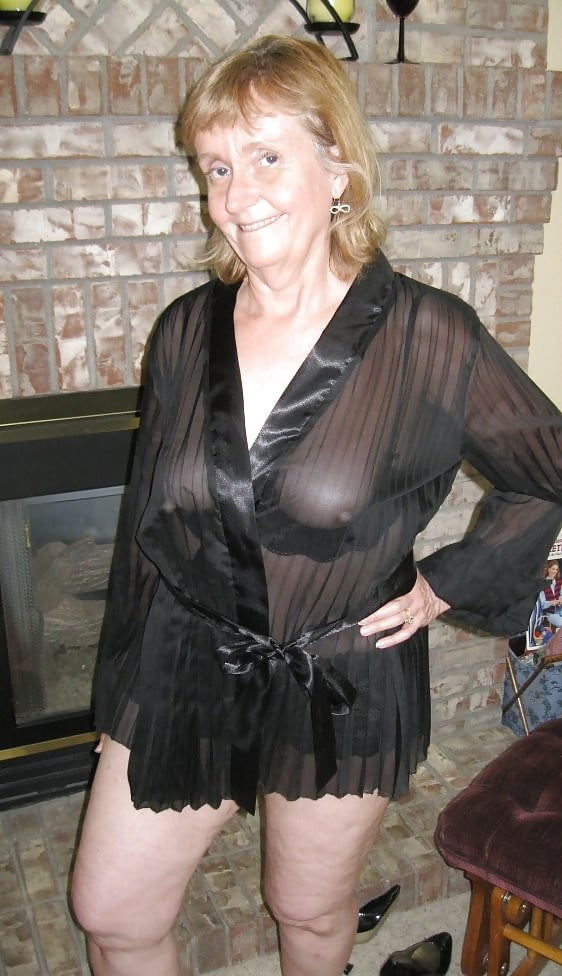 Mamie posant dans son déshabillé noir sexy.
 #88938530