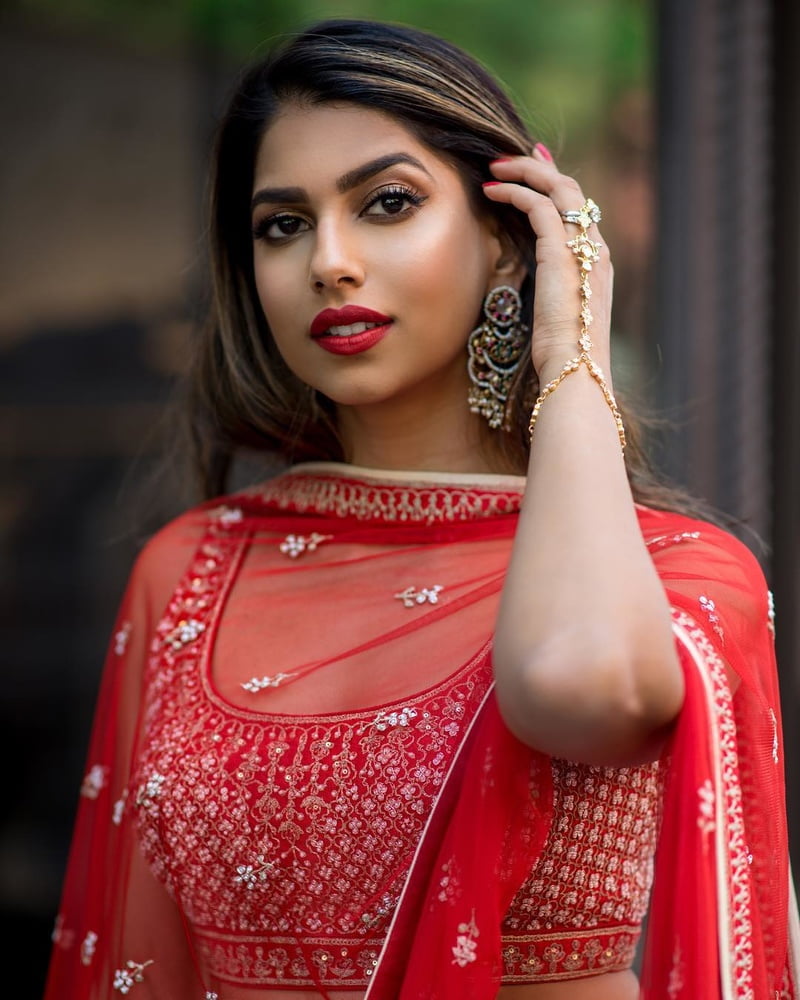 Schöne sexy indische Milf reifen nri braune Babe Beine Fersen
 #88024811