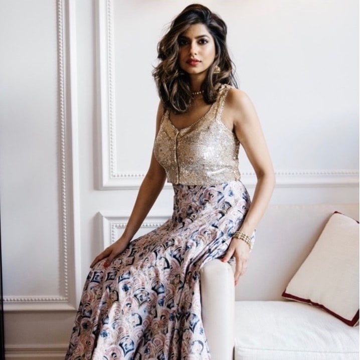 Beautiful Sexy Indian MILF Mature NRI Brown Babe Legs Heels #88024834
