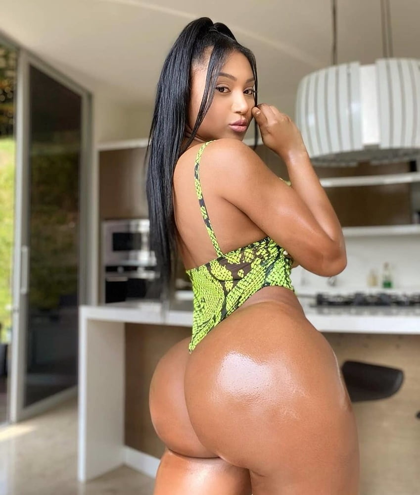 Caderas anchas de las mujeres 330
 #104077758