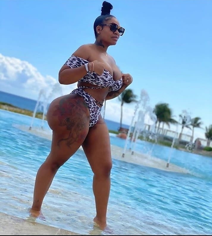 Caderas anchas de las mujeres 330
 #104077766