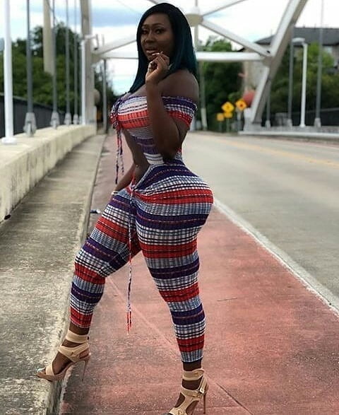 Caderas anchas de las mujeres 330
 #104077775