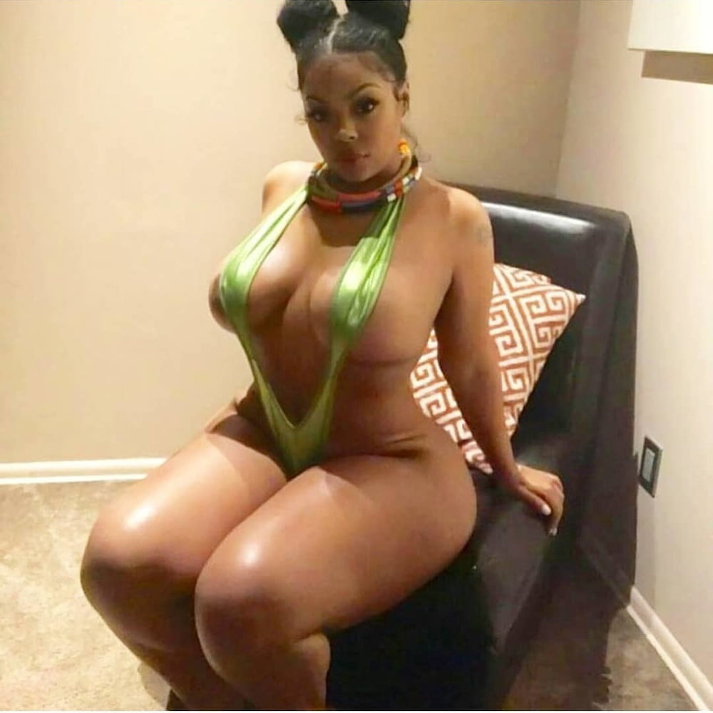 Caderas anchas de las mujeres 330
 #104077782