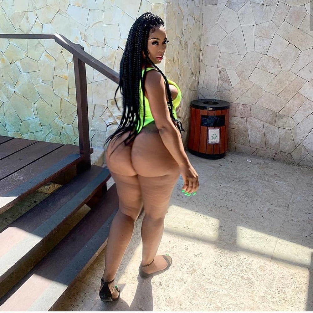 Caderas anchas de las mujeres 330
 #104077788