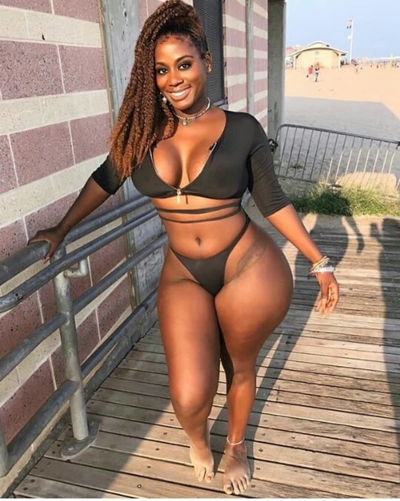 Caderas anchas de las mujeres 330
 #104077789