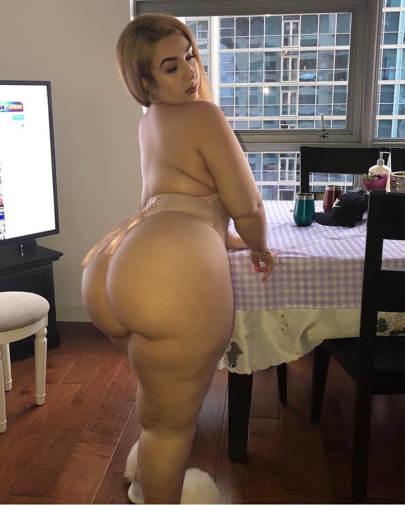 Caderas anchas de las mujeres 330
 #104077794