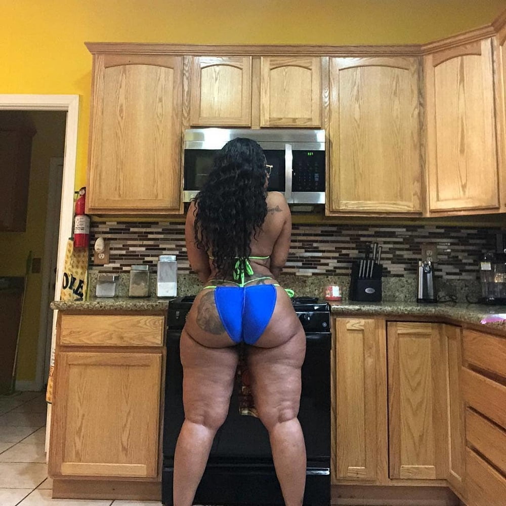 Caderas anchas de las mujeres 330
 #104077799