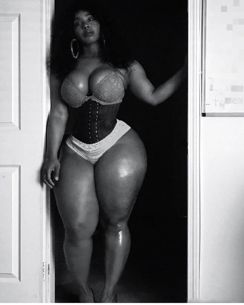 Caderas anchas de las mujeres 330
 #104077800