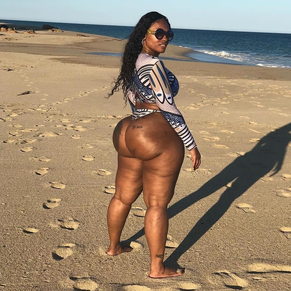 Caderas anchas de las mujeres 330
 #104077803