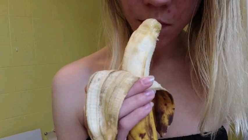 Mia moglie e la banana che grande troia
 #94282431