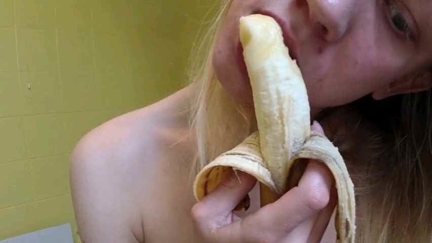 Mia moglie e la banana che grande troia
 #94282439