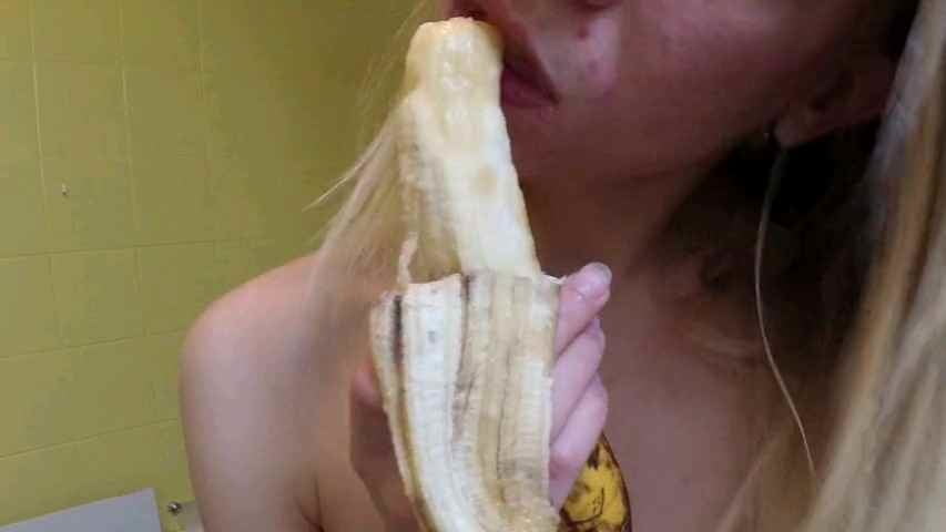 Mia moglie e la banana che grande troia
 #94282443