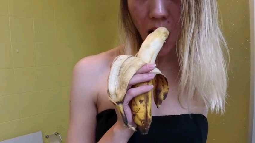 Mia moglie e la banana che grande troia #94282471