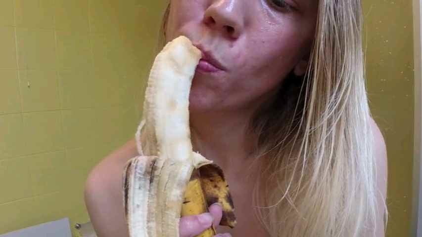 Mia moglie e la banana che grande troia
 #94282475