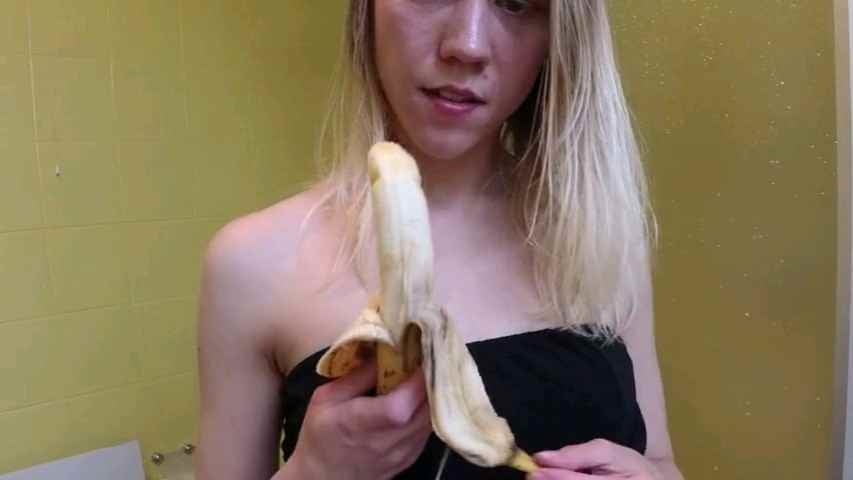 Mia moglie e la banana che grande troia
 #94282479