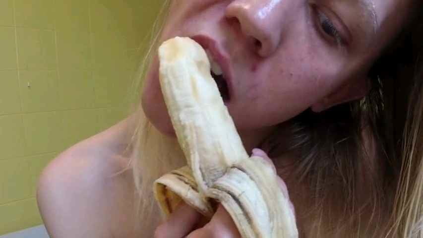 Mia moglie e la banana che grande troia #94282501