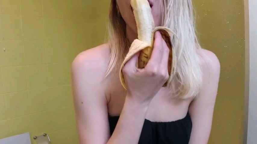 Mia moglie e la banana che grande troia #94282535