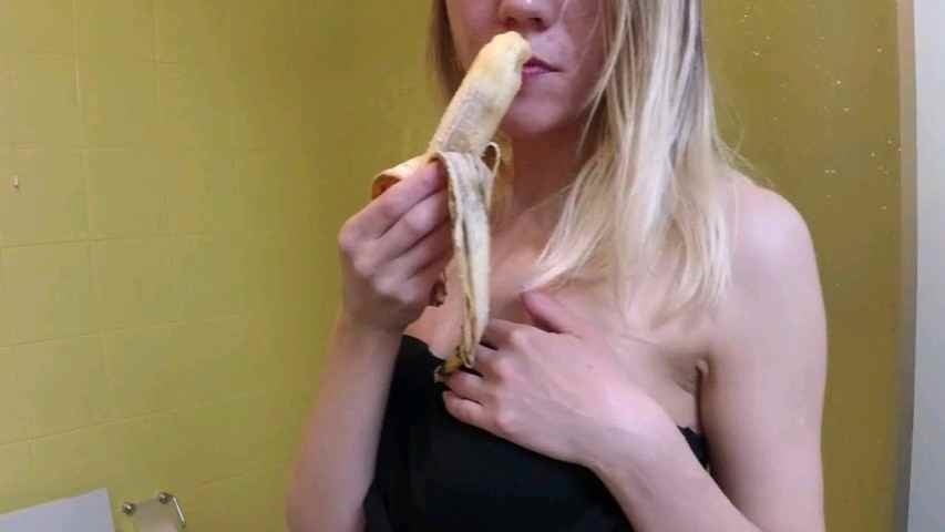 Mia moglie e la banana che grande troia
 #94282541
