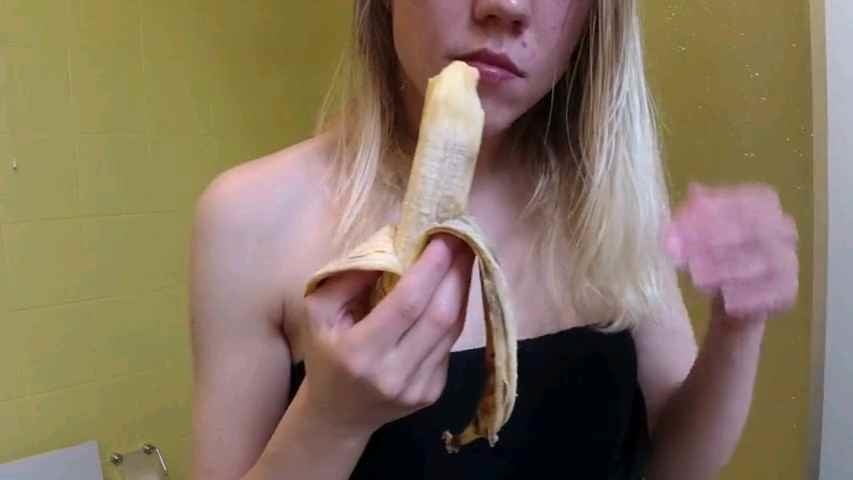 Mia moglie e la banana che grande troia
 #94282549