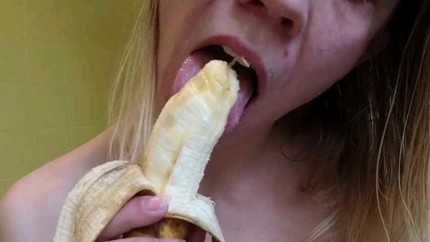 Mia moglie e la banana che grande troia
 #94282558