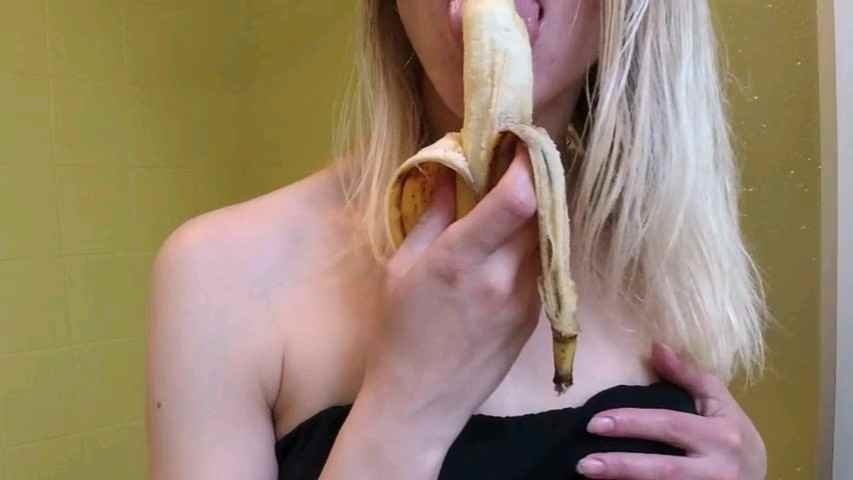 Mia moglie e la banana che grande troia
 #94282568