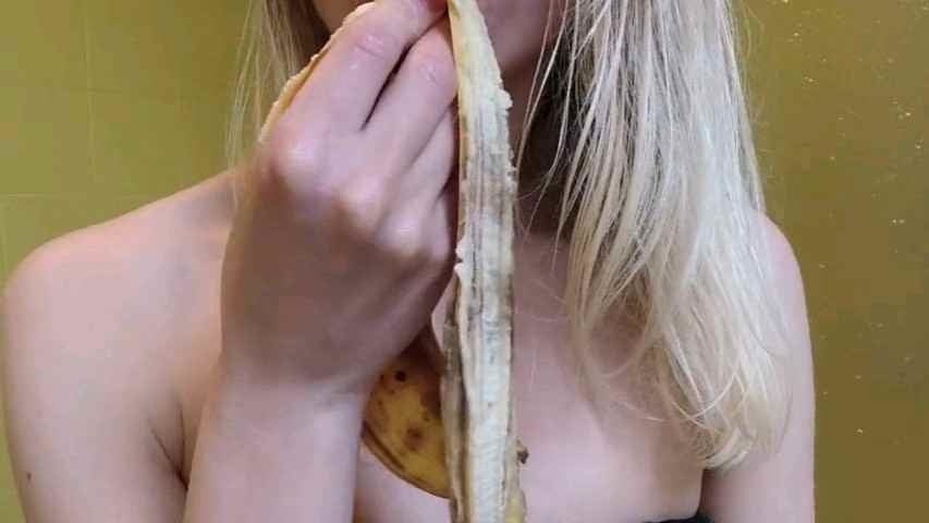 Mia moglie e la banana che grande troia
 #94282571