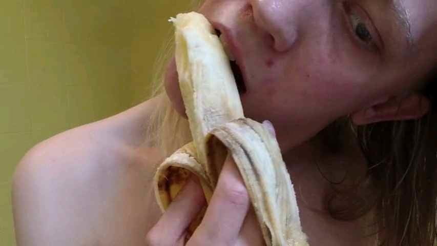 Mia moglie e la banana che grande troia
 #94282594