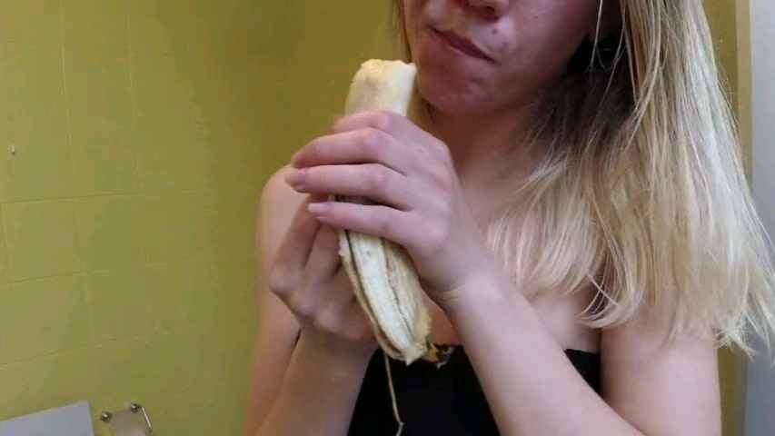 Mia moglie e la banana che grande troia
 #94282617